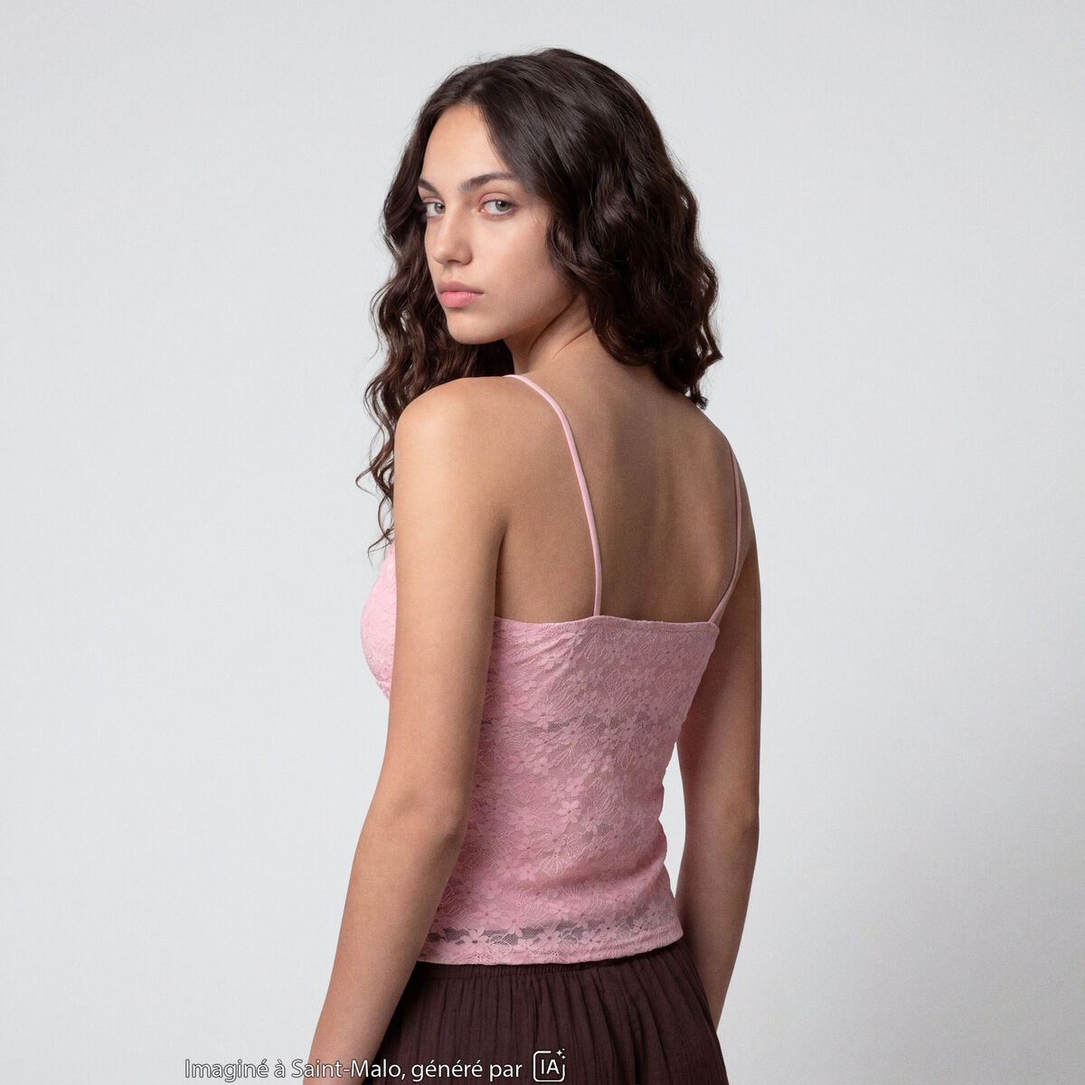 Top ajust&eacute; d&eacute;collet&eacute; sans manches rose