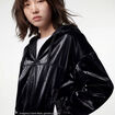 Blouson droit cropped &agrave; capuche velours noir