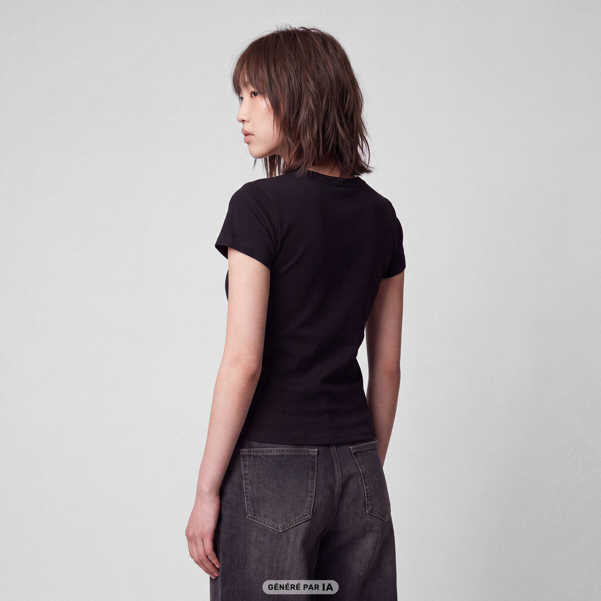 T-shirt ajust&eacute; col rond manches courtes noir
