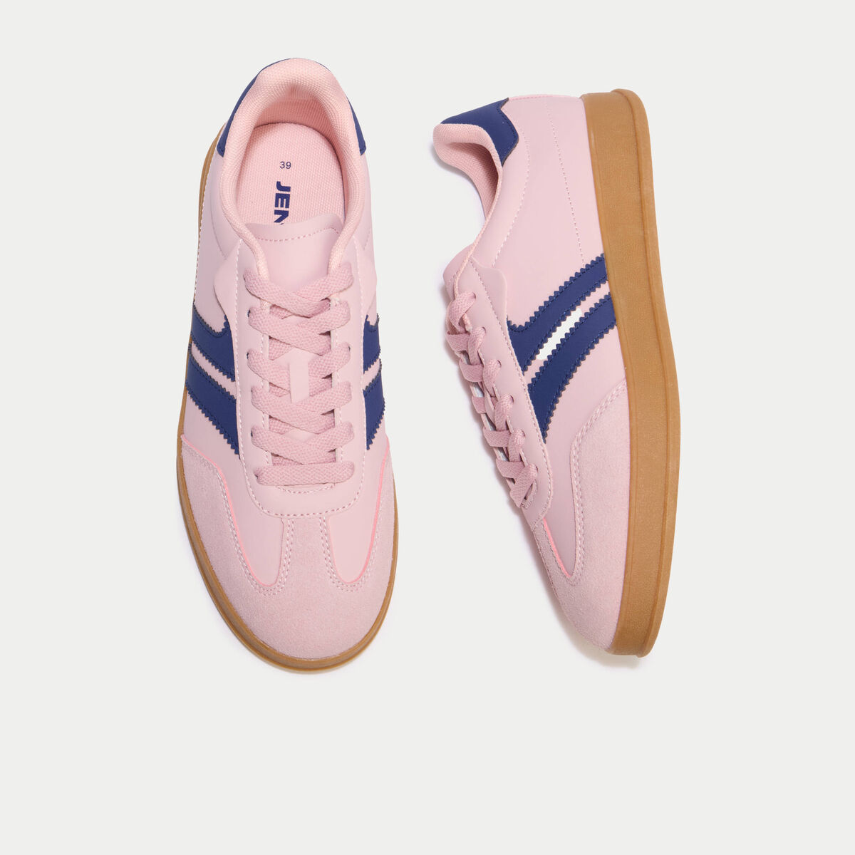 Baskets aspect daim rose ado
