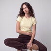 T-shirt ajust&eacute; col rond manches courtes jaune clair