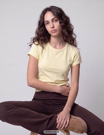 T-shirt ajust&eacute; col rond manches courtes jaune clair