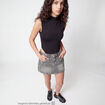 Jupe ajust&eacute;e courte en jean denim gris