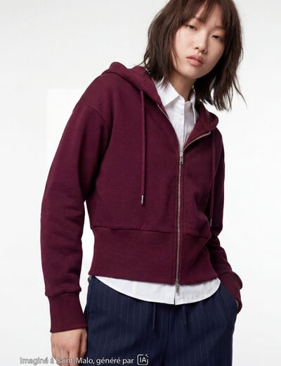 Sweat ajust&eacute; cropped &agrave; capuche bordeaux