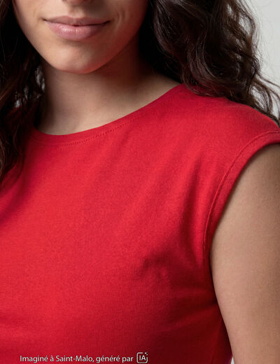 Top ajust&eacute; sans manches d&eacute;collet&eacute; dos rouge
