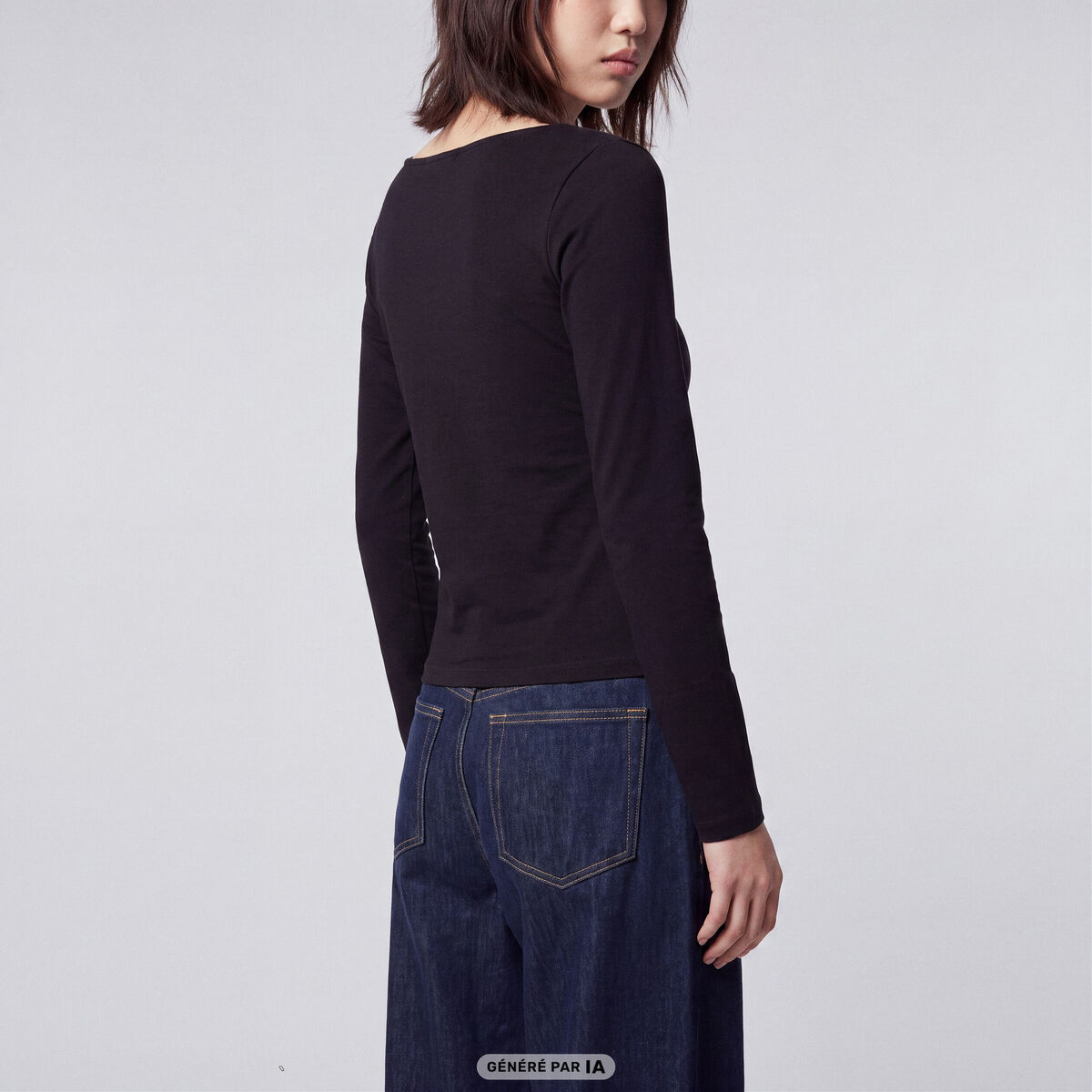 T-shirt ajust&eacute; d&eacute;collet&eacute; manches longues noir