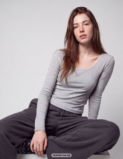T-shirt ajust&eacute; col rond manches longues gris clair