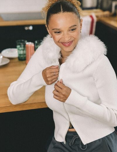 Gilet cintr&eacute; fausse fourrure &agrave; capuche ecru