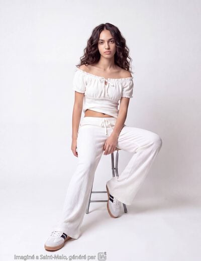 Top ajust&eacute; d&eacute;collet&eacute; manches courtes ecru ado