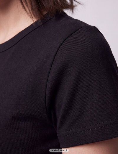 T-shirt ajust&eacute; col rond manches courtes noir
