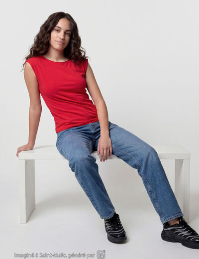 Top ajust&eacute; sans manches d&eacute;collet&eacute; dos rouge