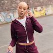 Sweat ajust&eacute; cropped &agrave; capuche bordeaux
