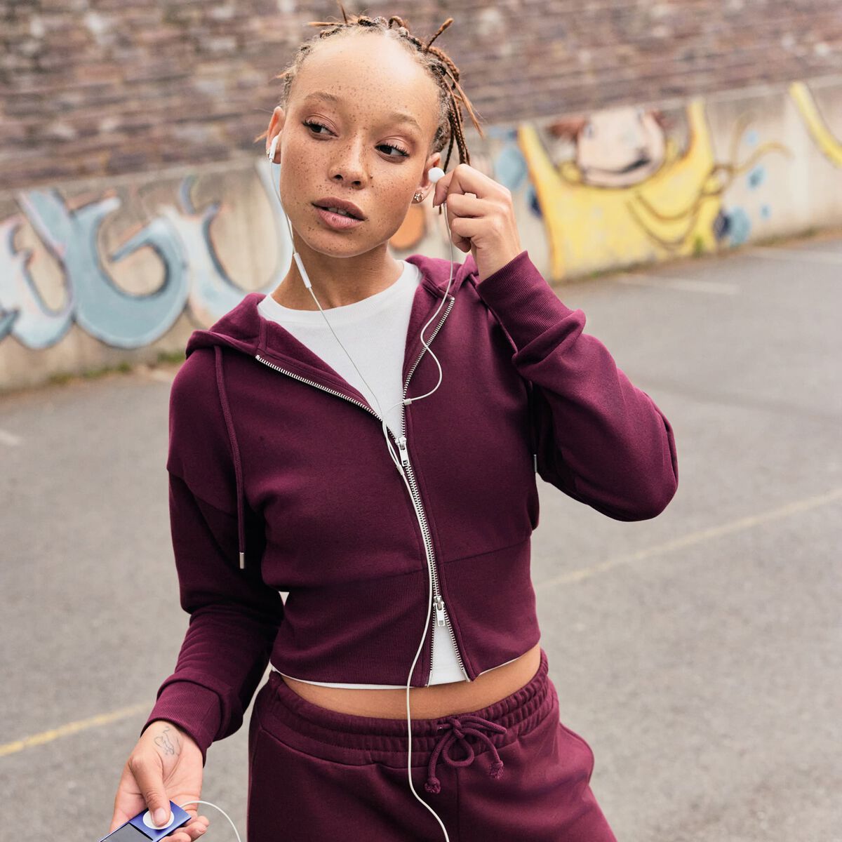 Sweat ajust&eacute; cropped &agrave; capuche bordeaux