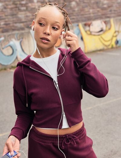 Sweat ajust&eacute; cropped &agrave; capuche bordeaux