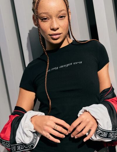 T-shirt cintr&eacute; manches courtes strass noir