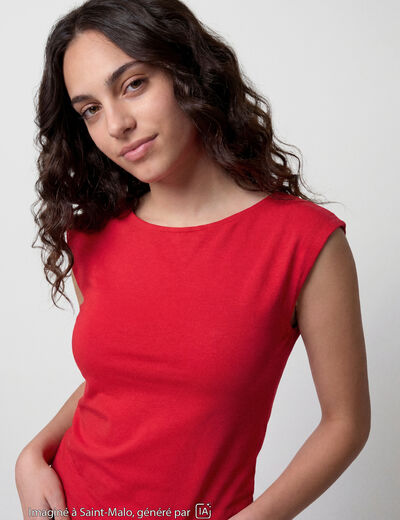 Top ajust&eacute; sans manches d&eacute;collet&eacute; dos rouge
