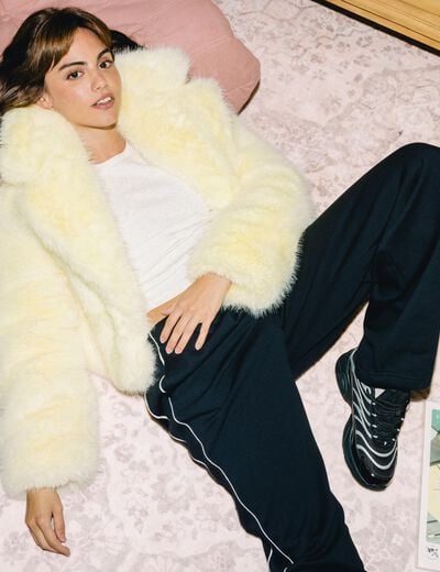 Manteau droit cropped fausse fourrure jaune clair