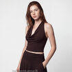 Top ajust&eacute; cropped d&eacute;collet&eacute; dos marron fonc&eacute;