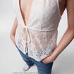 Top cintr&eacute; court sans manches dentelle ecru