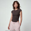 Body ajust&eacute; col rond manches courtes gris