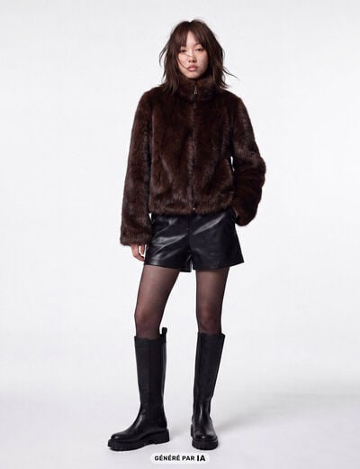 Manteau droit court fausse fourrure marron fonc&eacute;