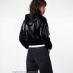 Blouson droit cropped &agrave; capuche velours noir
