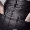 Jupe-short en similicuir noir