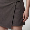Jupe-short taille haute avec ceinture gris fonc&eacute;