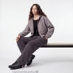 Blouson cropped effet boule &agrave; capuche gris fonc&eacute;