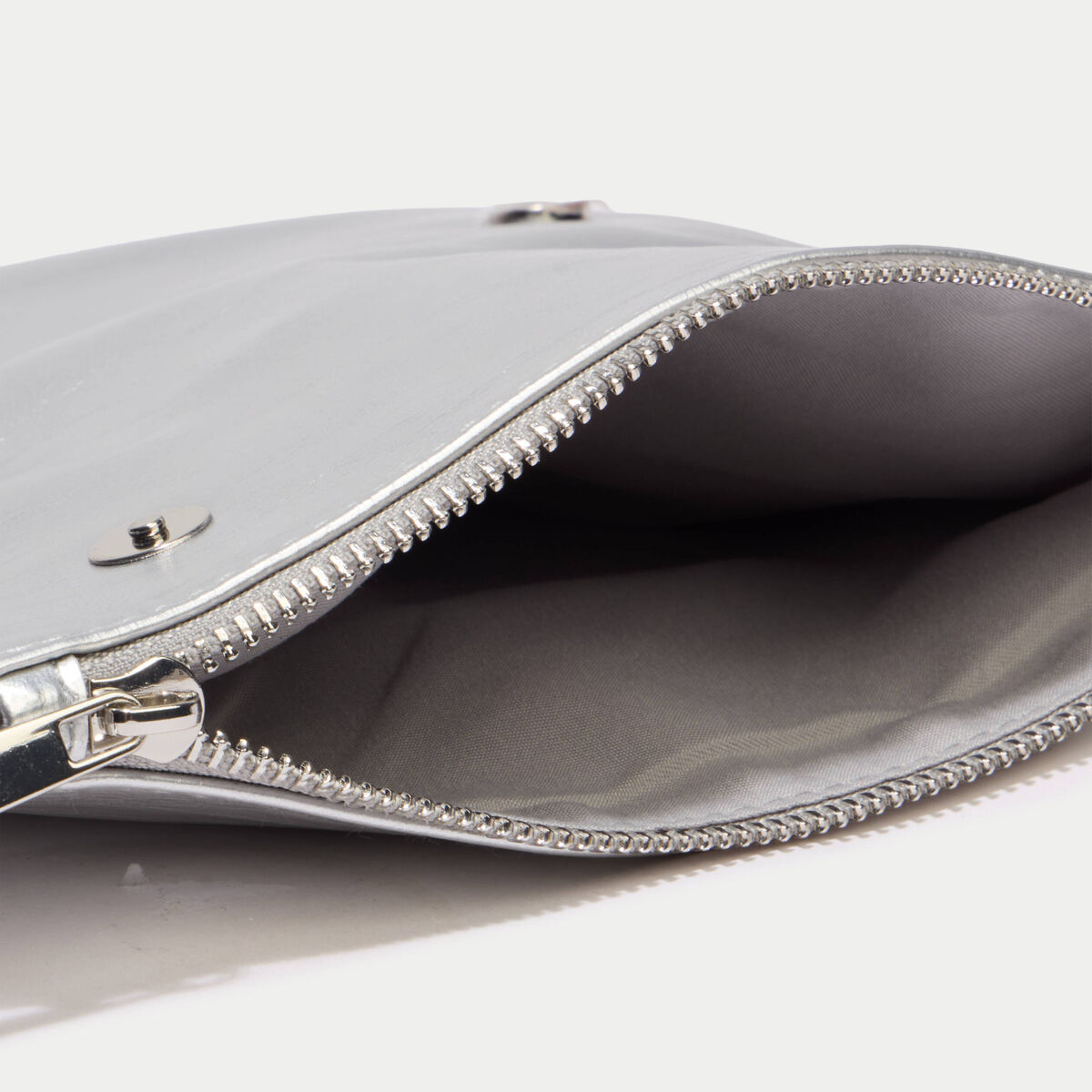 Sac avec cha&icirc;ne gris argent ado