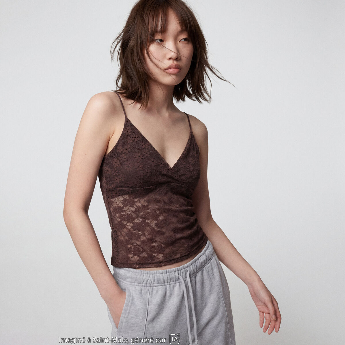 Top ajust&eacute; d&eacute;collet&eacute; sans manches marron fonc&eacute;
