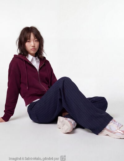 Sweat ajust&eacute; cropped &agrave; capuche bordeaux