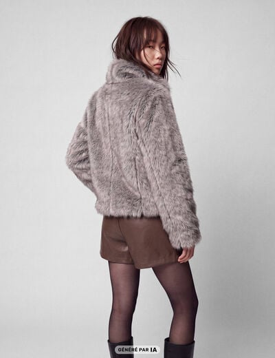 Manteau droit court fausse fourrure bleu gris
