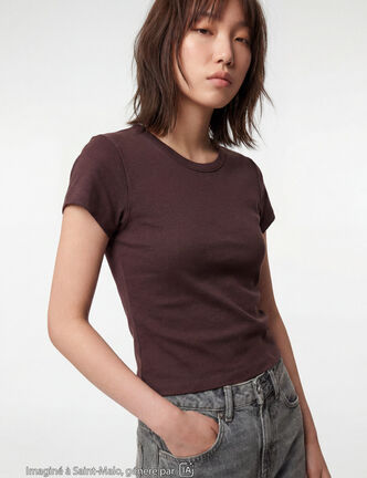 T-shirt ajust&eacute; col rond manches courtes marron fonc&eacute;