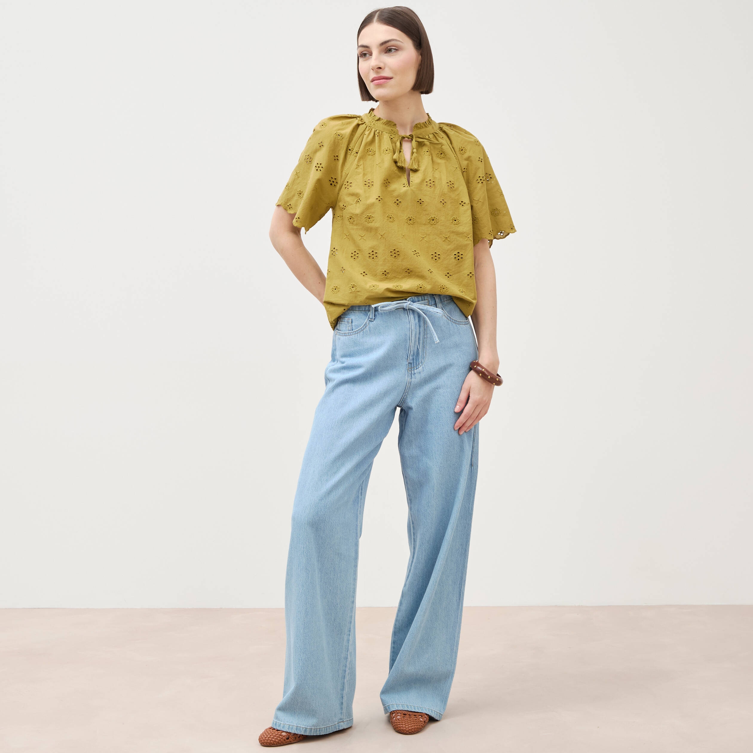 Blouse col v manches 3/4 en coton brod&eacute;e vert olive femme
