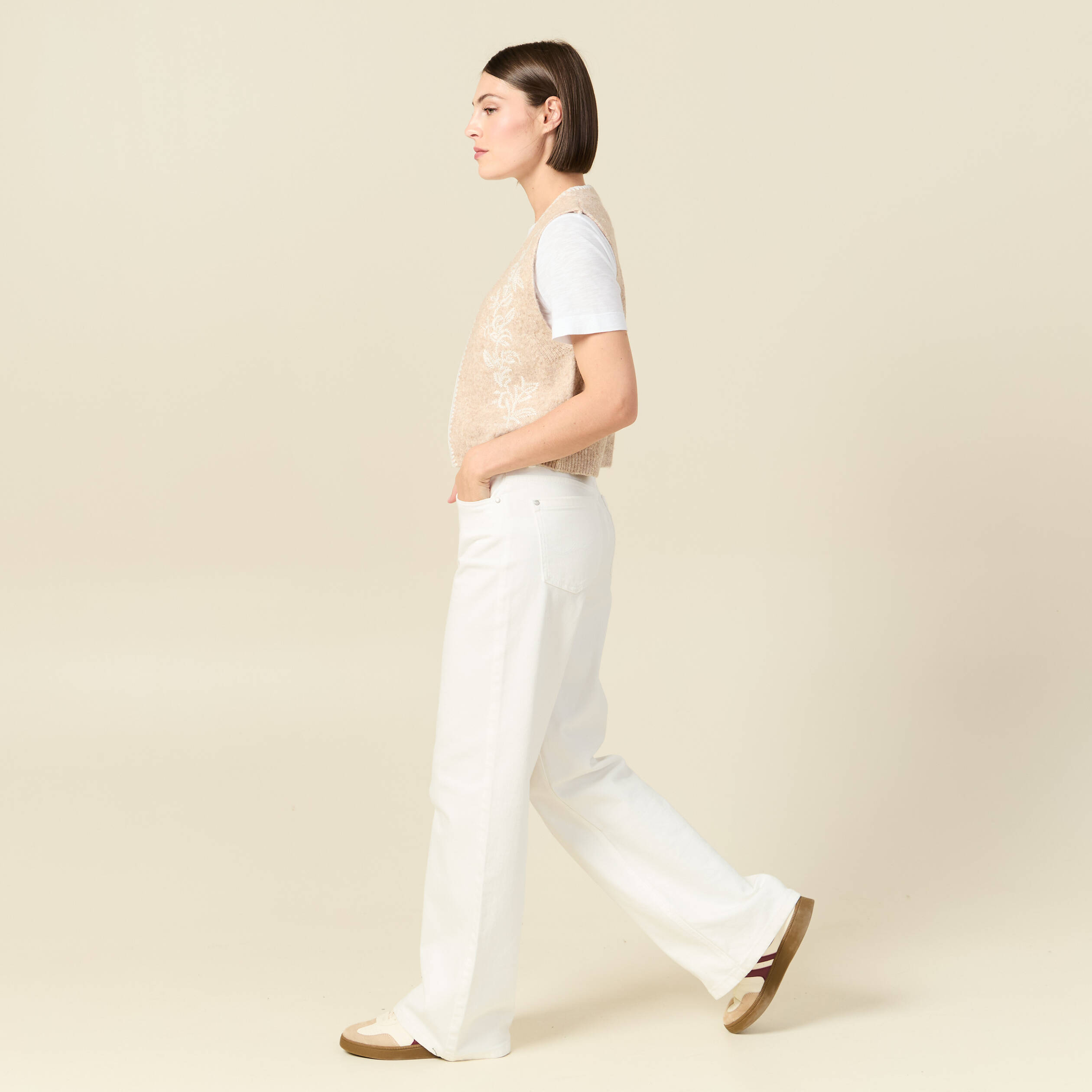 Gilet sans manches col v brod&eacute; creme femme