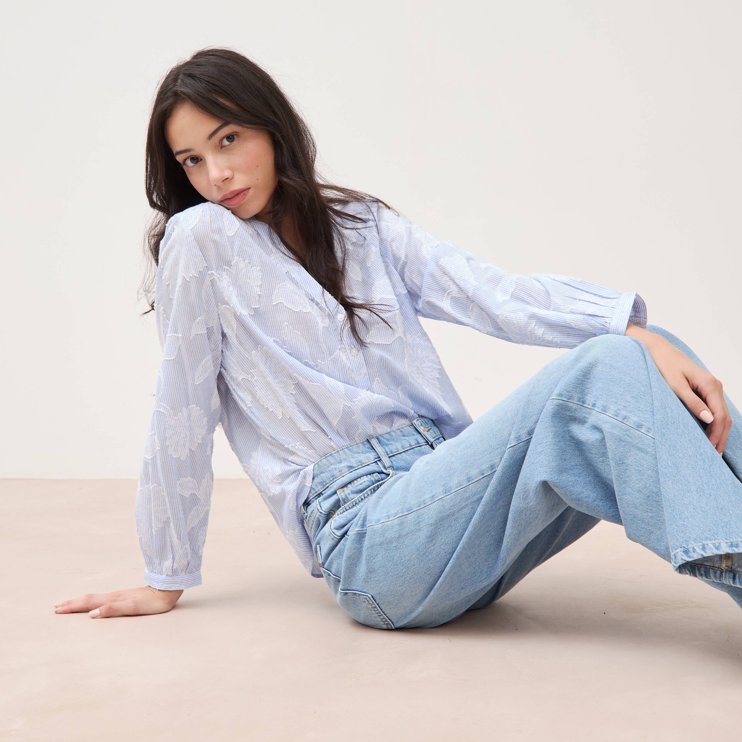 Chemise en coton col V manches longues bleu gris femme