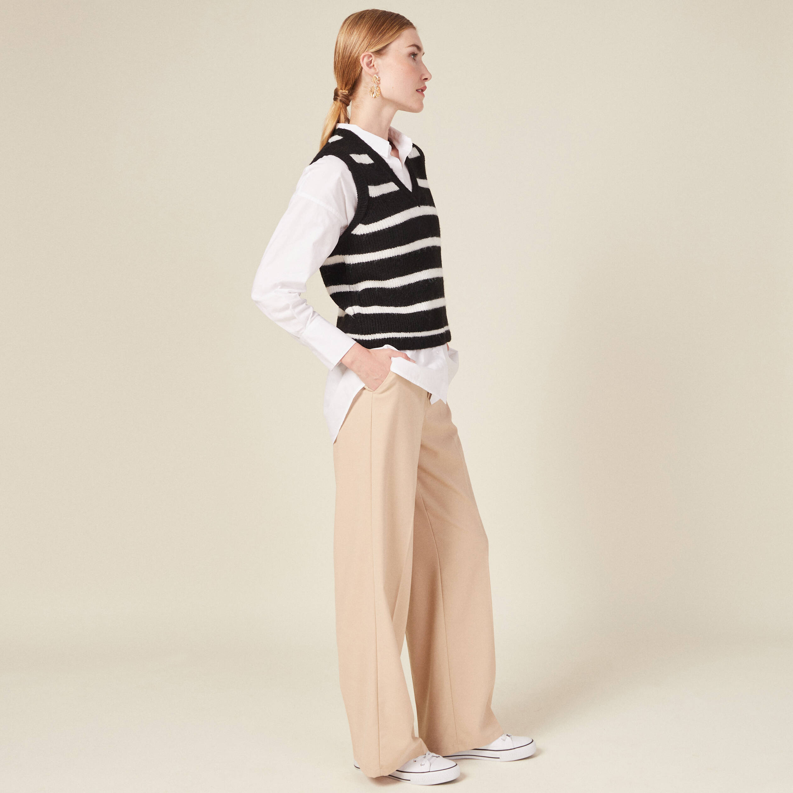 Pull droit court sans manches col v noir femme