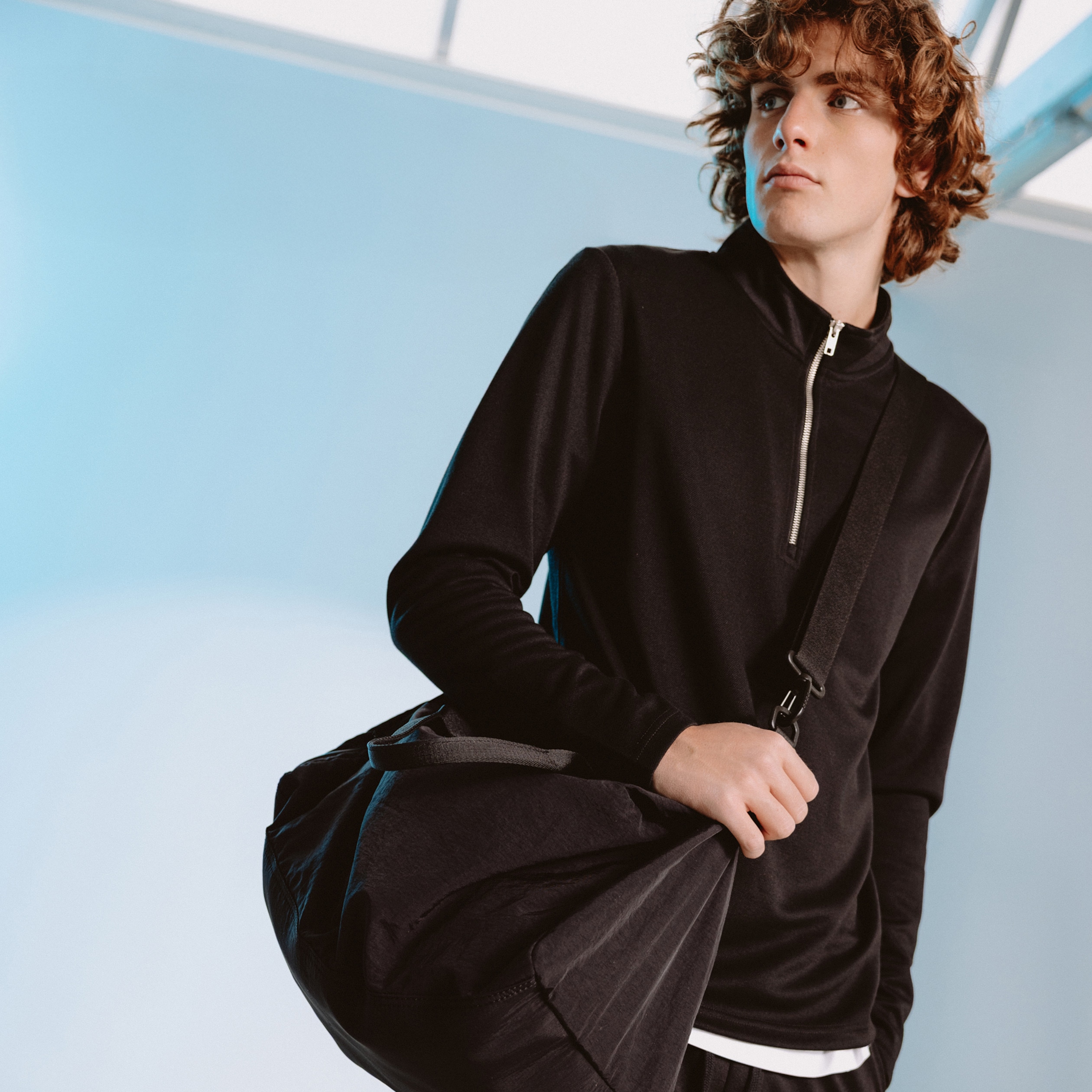 Sweat droit col montant manches longues noir homme