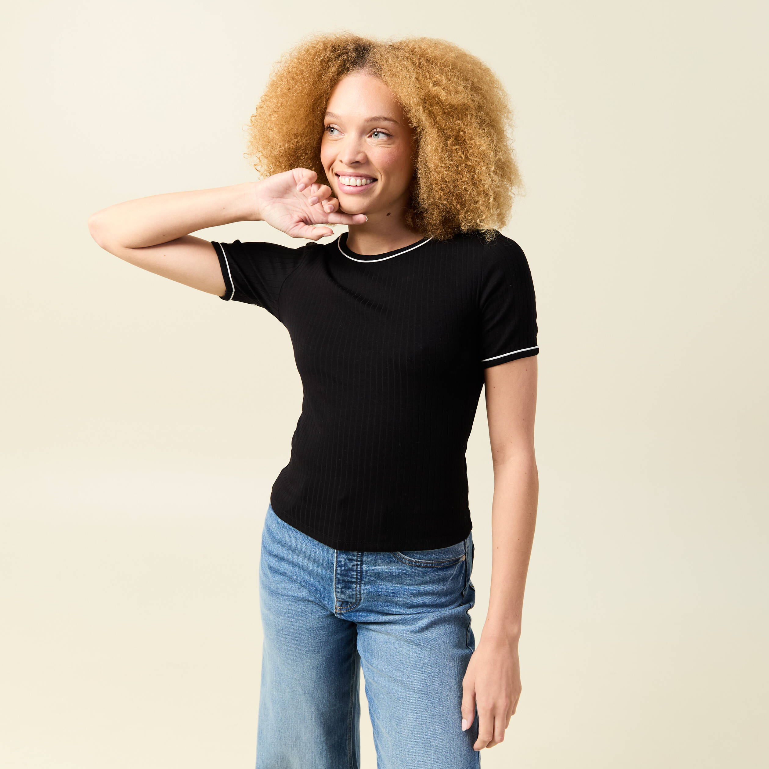 T-shirt ajust&eacute; court manches courtes noir femme