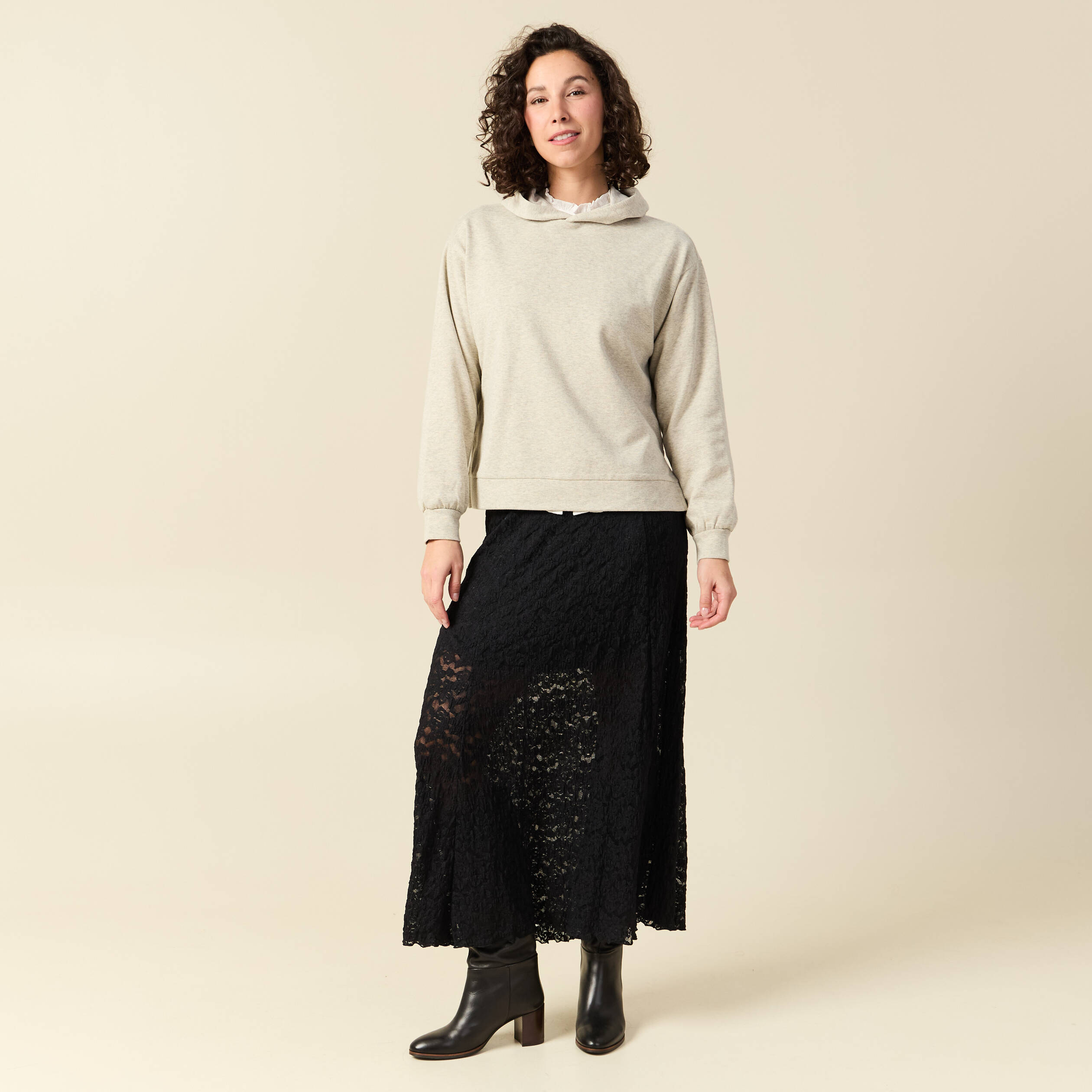 Robe Noire En Dentelle Avec Manches Courtes Élégante Et Jupe Midi Évasée CF48401