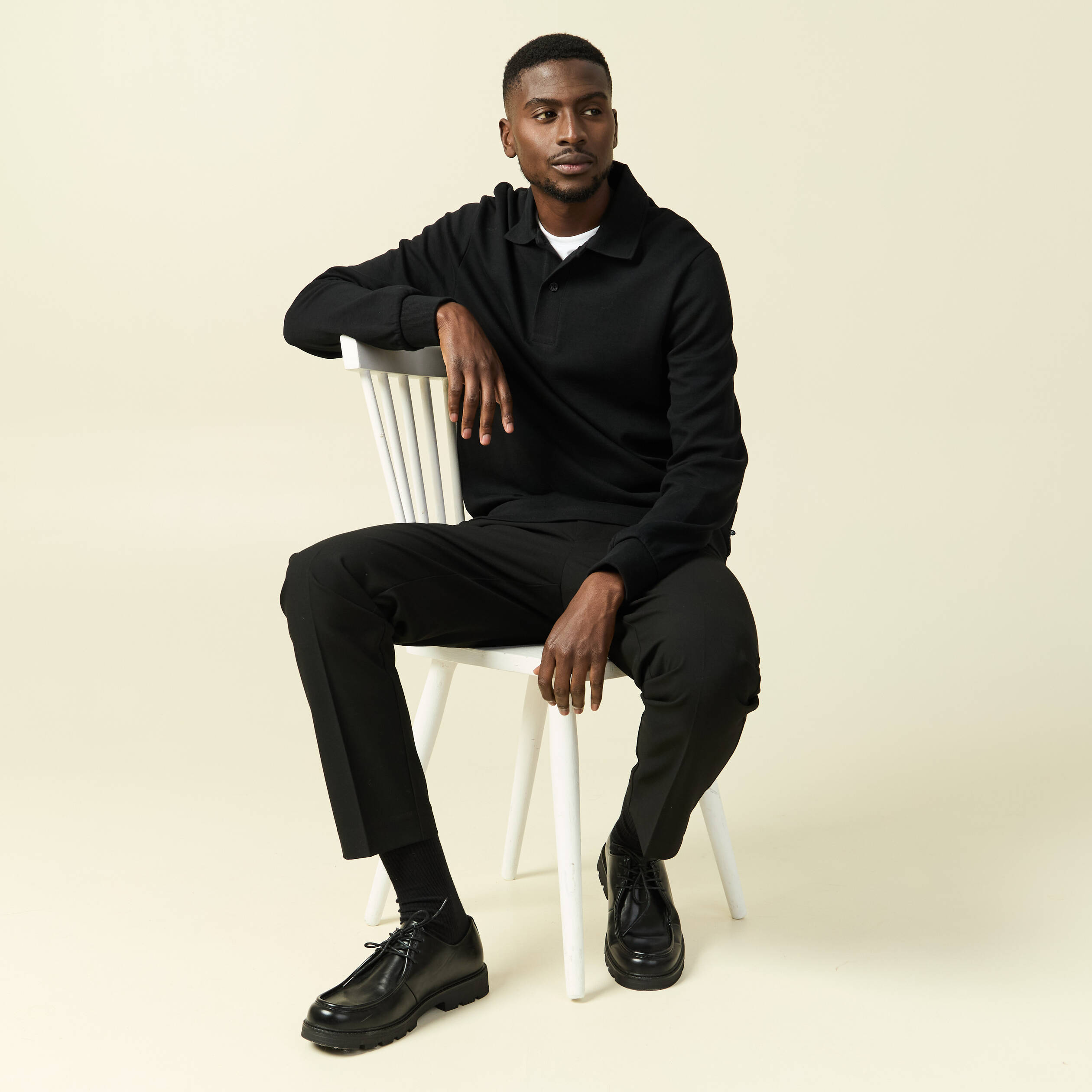 Polo cintr&eacute; manches longues en coton noir homme
