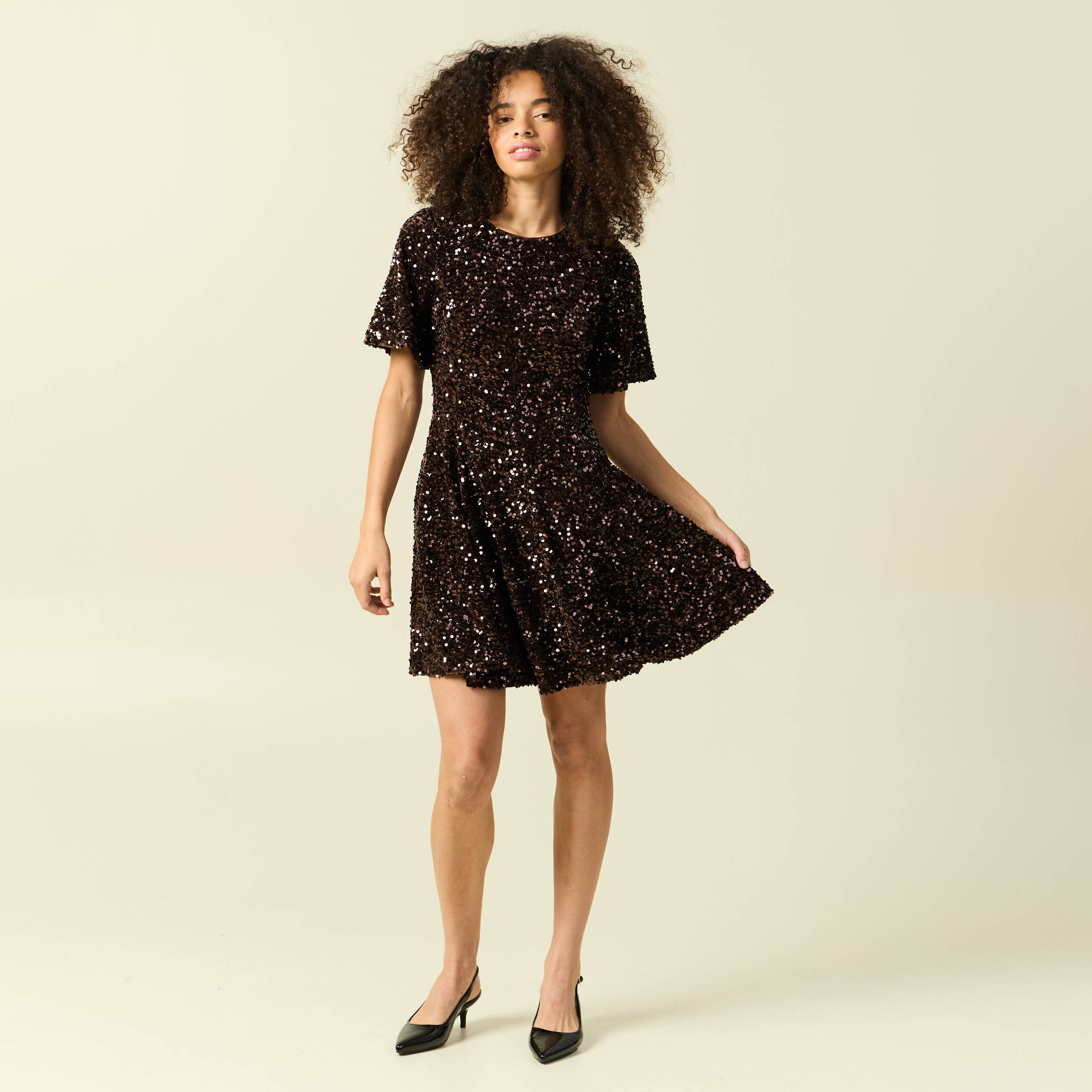 Robe manches courtes &agrave; sequins marron femme