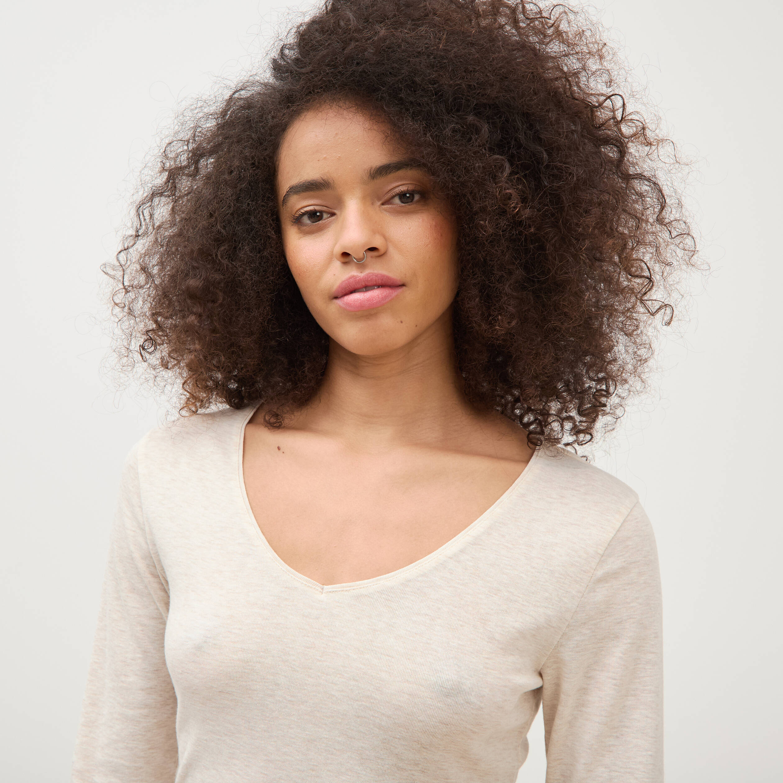 T-shirt cintr&eacute; col v manches longues beige femme