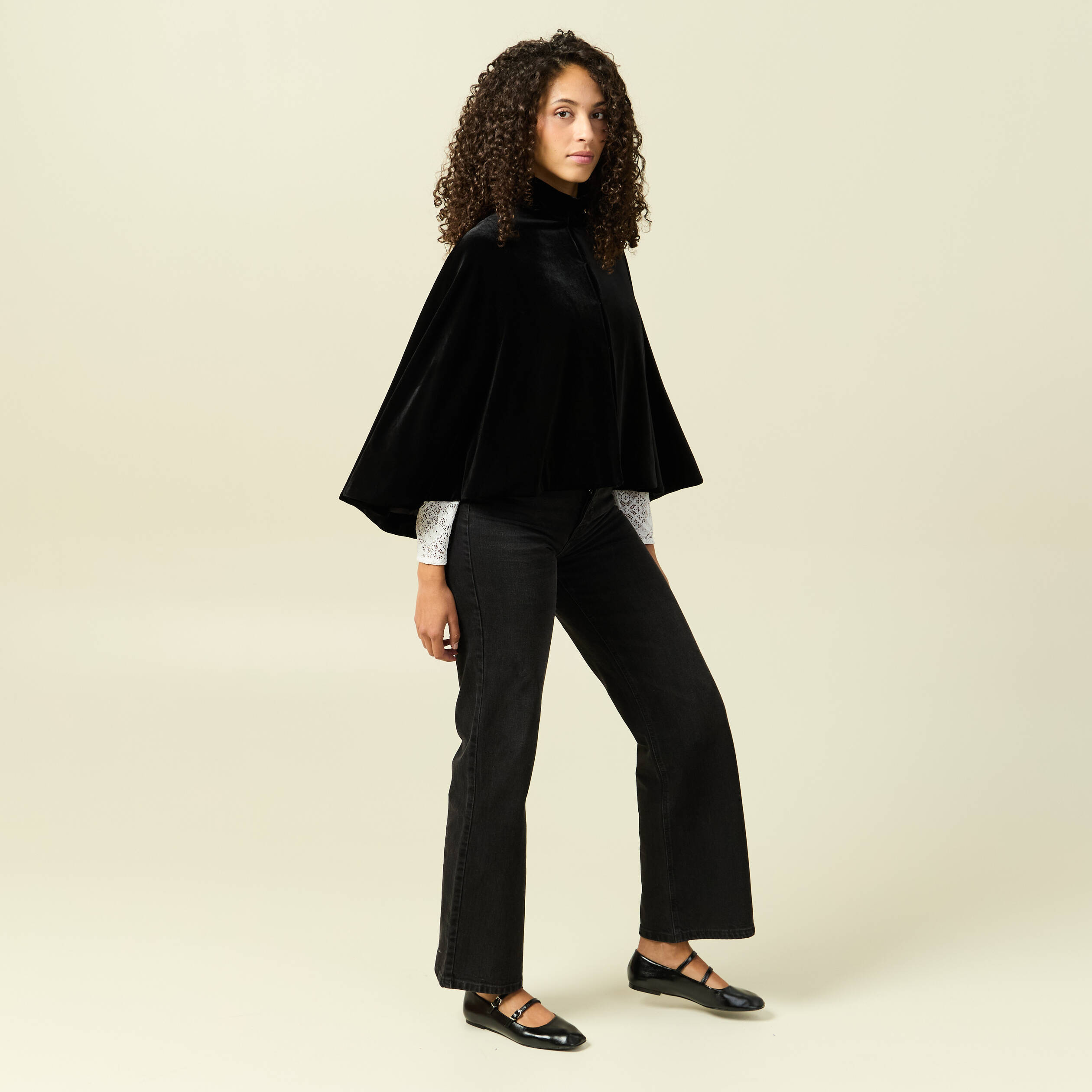 Cape ajust&eacute;e sans manches effet velours noir femme