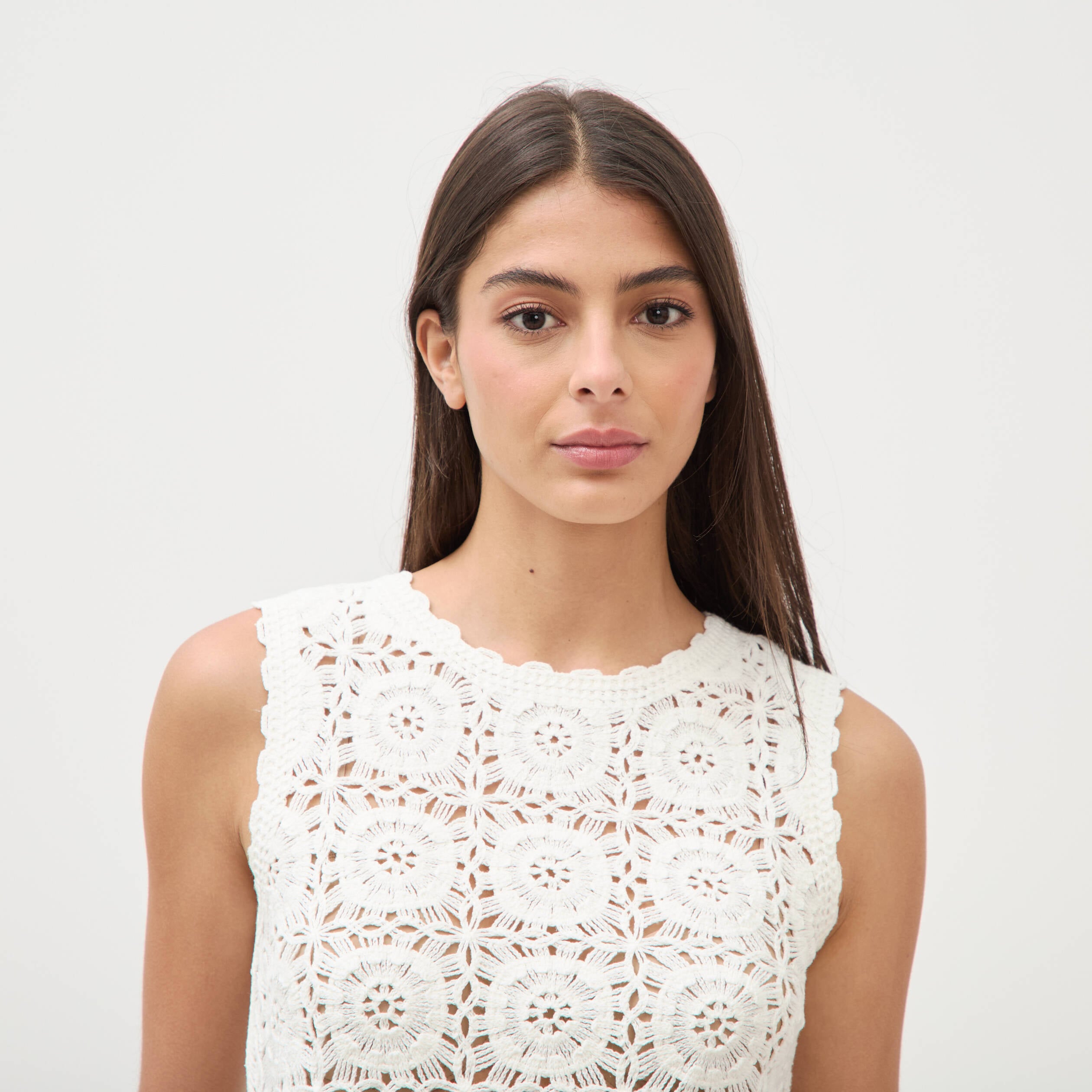 D&eacute;bardeur crochet col rond sans manches ecru femme