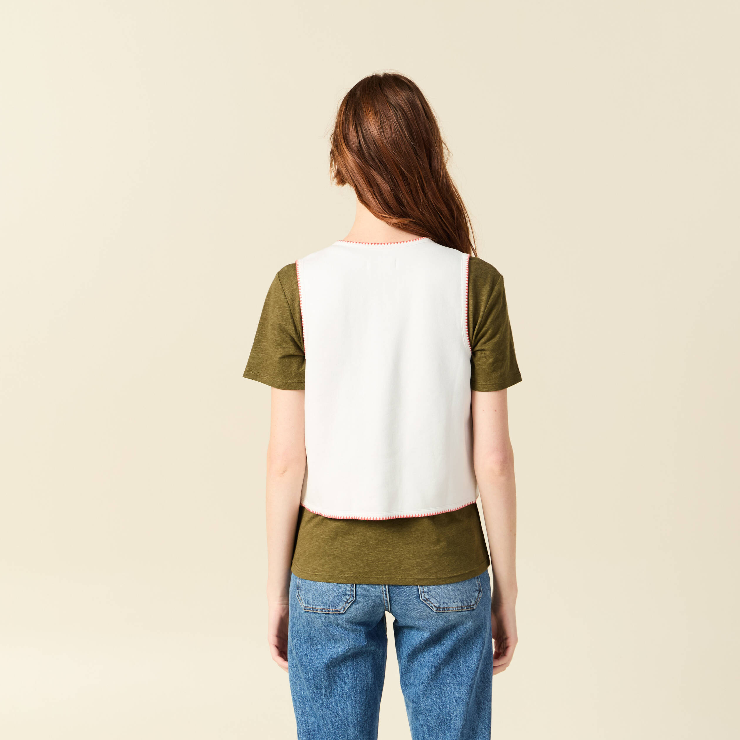 Cardigan droit court brod&eacute; sans manches ecru femme