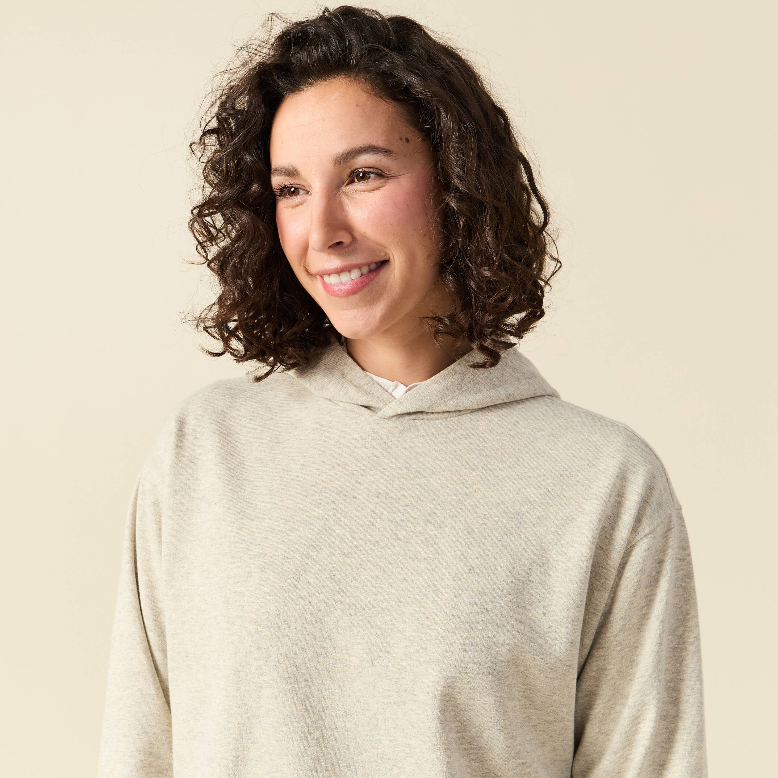 Sweat &agrave; capuche manches longues brillant gris femme