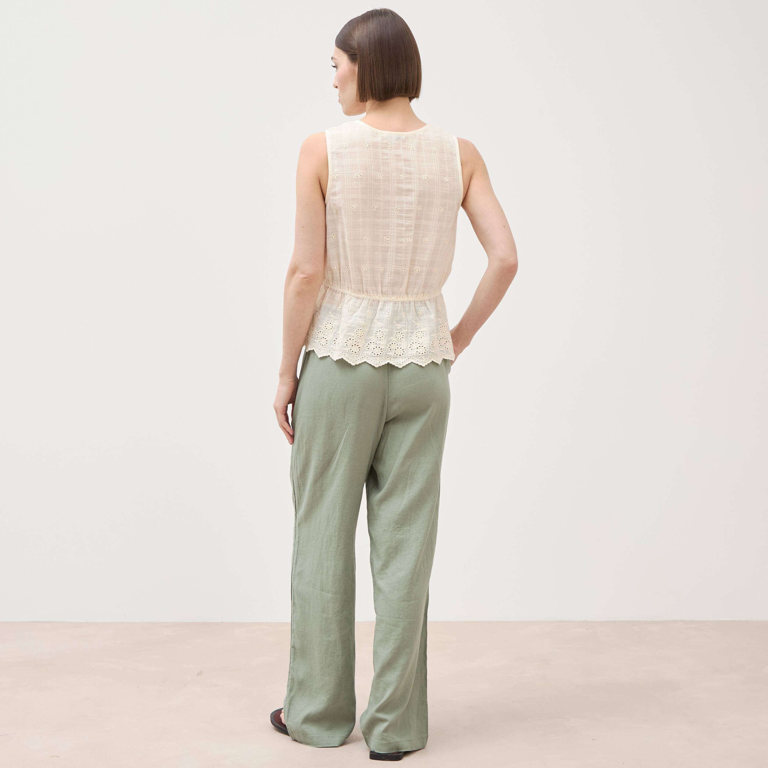 Top col v sans manches en coton creme femme
