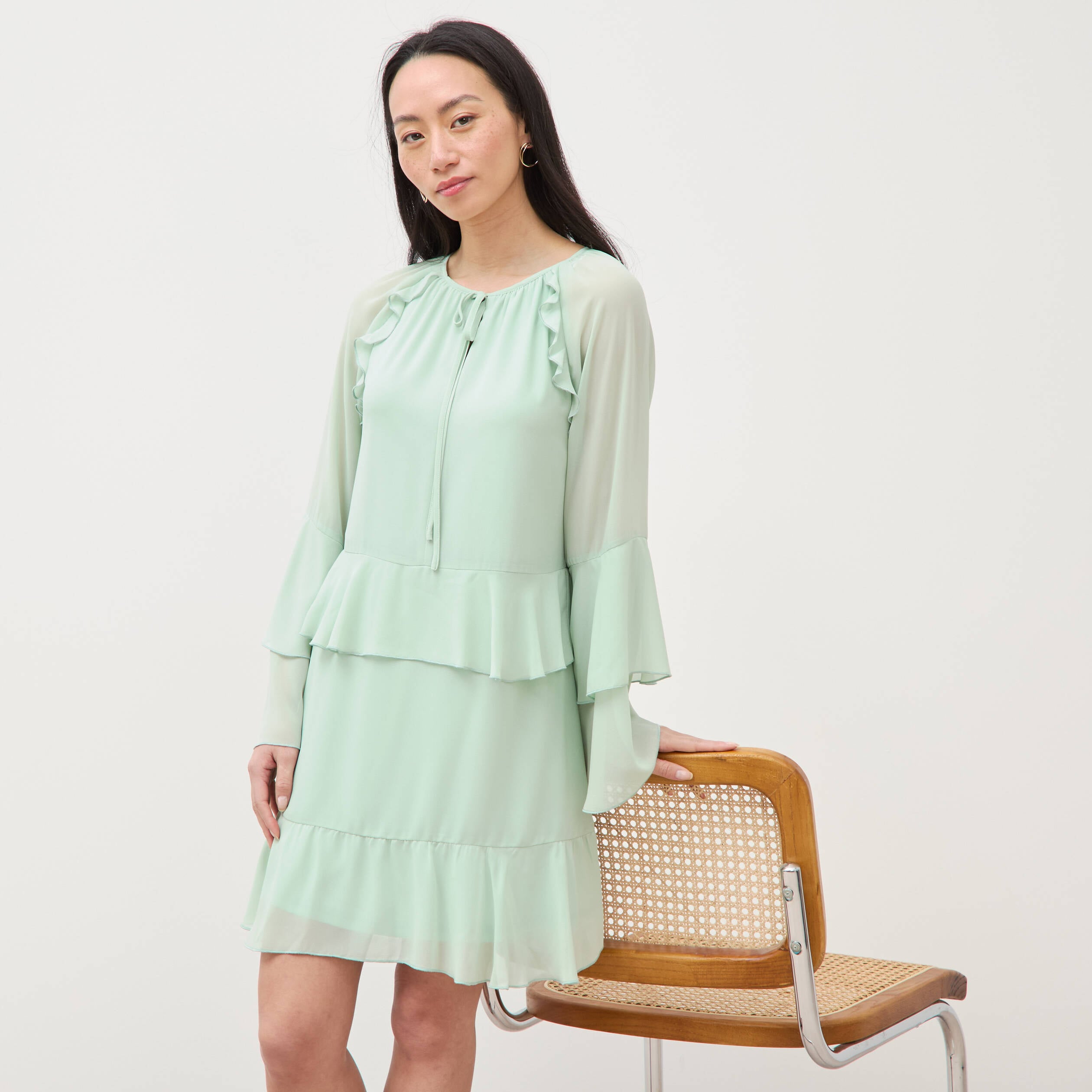 Robe courte &eacute;vas&eacute;e manches longues vert pastel femme